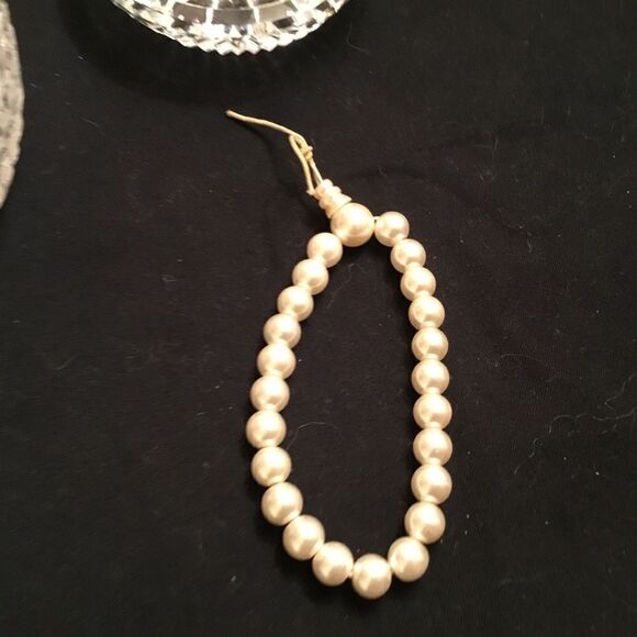 Slide Adjustable Faux White Pearl Bracelet - Picture 2 of 5
